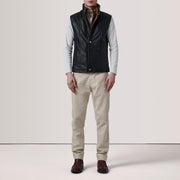 
Grey Goatskin Suede Leather Vest - Вид сзади, подчеркивающий посадку по плечам и ровный край