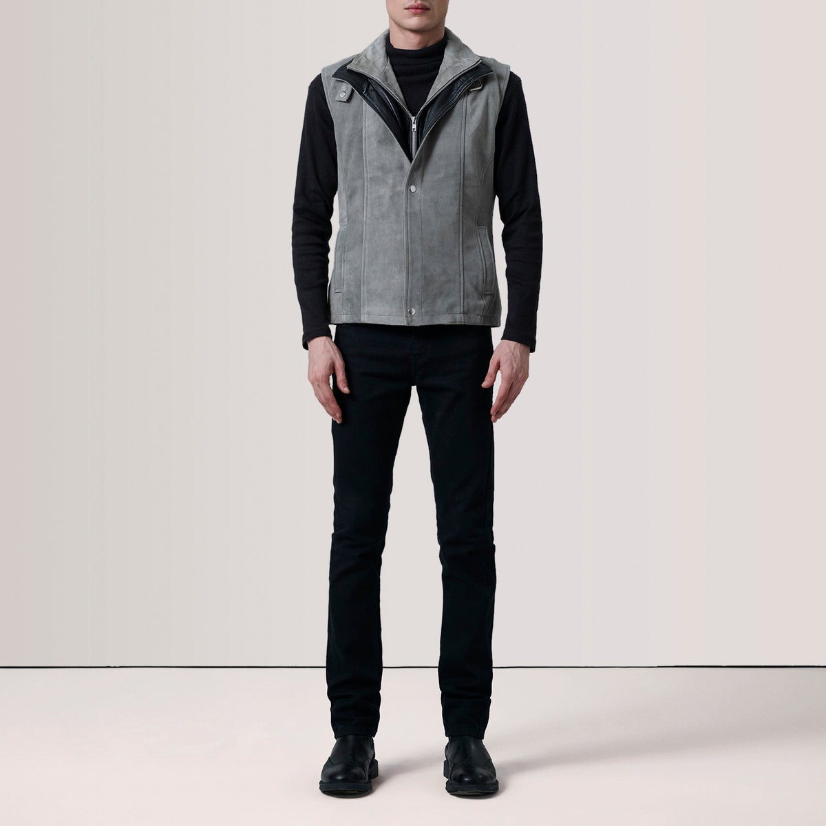 
Как выглядит на человеке:  Zane Grey Suede Vest For Men на модели — естественные складки при дневном свете